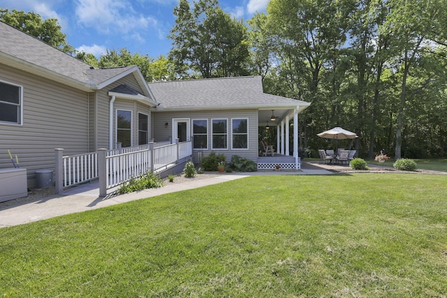 80 Baltimore Somerset Rd NW, Baltimore, OH 43105 - view of front facade featuring a patio, a front yard, a shingled roof, and ceiling fan