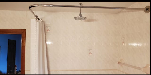 4993 Shadycrest Rd, Columbus, OH 43229 - bathroom featuring a tile shower