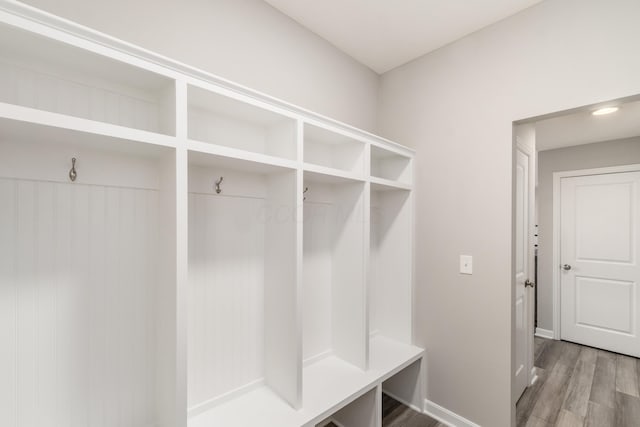 417 Oakland Hills Loop, Commercial Point, OH 43116 - mudroom featuring wood finished floors and baseboards