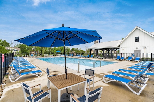 417 Oakland Hills Loop, Commercial Point, OH 43116 - community pool with a patio