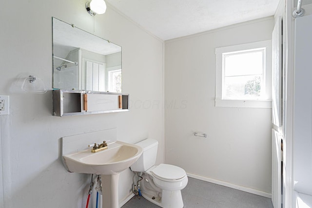 167 Essex St, Newark, OH 43055 - bathroom featuring toilet, baseboards, and a shower