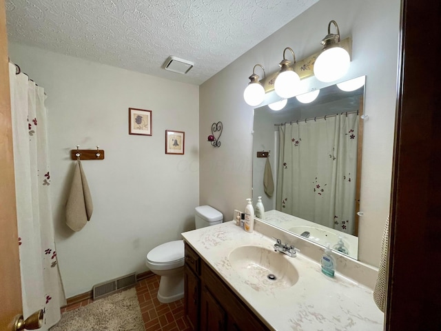 346 Instone Dr, Reynoldsburg, OH 43068 - full bath featuring toilet, vanity, brick patterned flooring, baseboards, and a textured ceiling