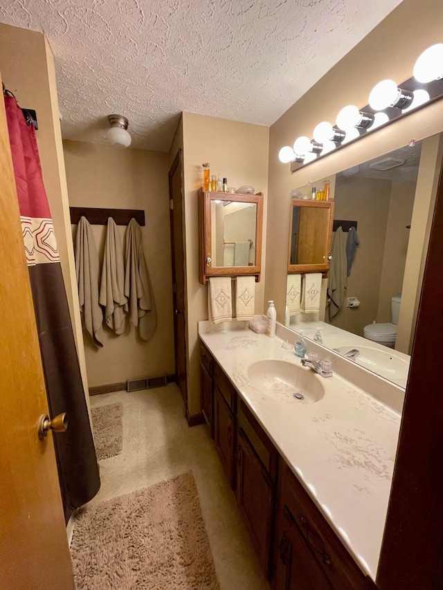 346 Instone Dr, Reynoldsburg, OH 43068 - full bath featuring vanity, toilet, and a textured ceiling