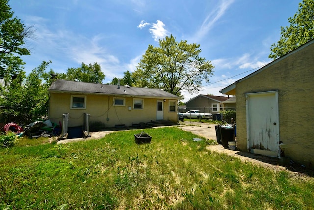 4510 Broadhurst Dr, Columbus, OH 43213 - rear view of property featuring a lawn
