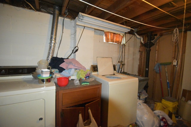 4510 Broadhurst Dr, Columbus, OH 43213 - washroom with separate washer and dryer