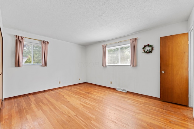 4818 Manitoba Rd, Columbus, OH 43229 - unfurnished room with light wood-style floors, a textured ceiling, and baseboards