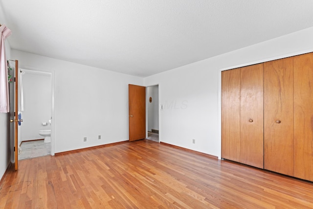 4818 Manitoba Rd, Columbus, OH 43229 - unfurnished bedroom featuring light wood-style flooring, baseboards, ensuite bathroom, and a closet