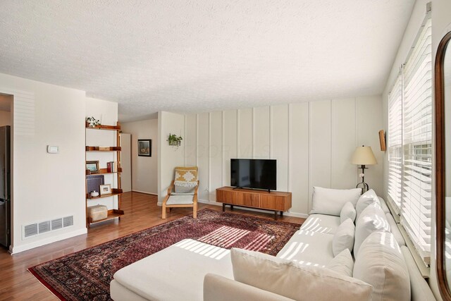 651 Dovalon Pl, Galloway, OH 43119 - living room with wood finished floors and a textured ceiling