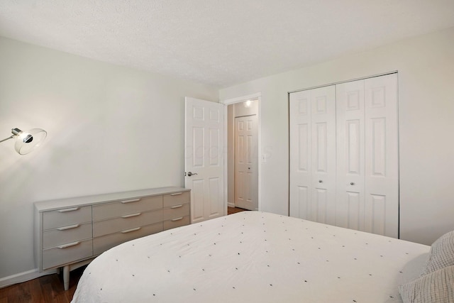 651 Dovalon Pl, Galloway, OH 43119 - bedroom with dark wood finished floors, a closet, and baseboards