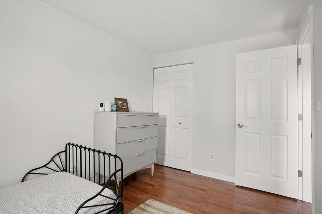 651 Dovalon Pl, Galloway, OH 43119 - bedroom featuring wood finished floors, baseboards, and a closet
