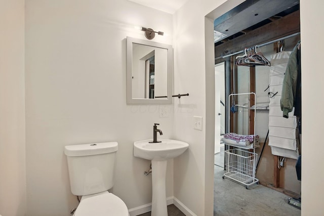 651 Dovalon Pl, Galloway, OH 43119 - half bathroom featuring toilet, concrete floors, and baseboards