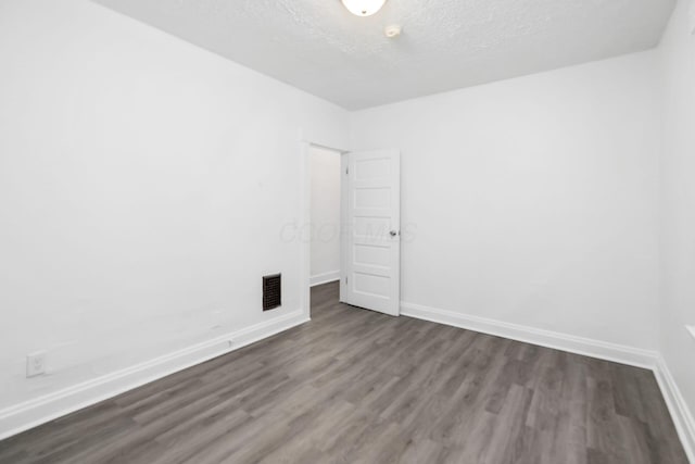 848-850 Carpenter St, Columbus, OH 43206 - unfurnished room with dark wood-style flooring, baseboards, and a textured ceiling