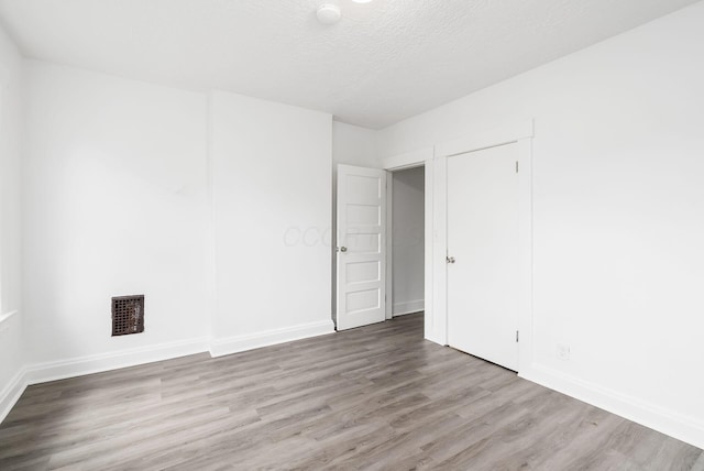 848-850 Carpenter St, Columbus, OH 43206 - unfurnished room featuring wood finished floors, baseboards, and a textured ceiling
