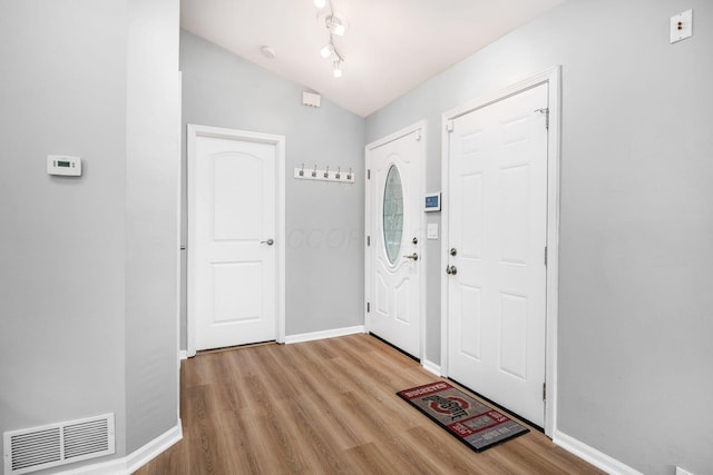 1472 Tall Meadows Dr, Columbus, OH 43223 - entrance foyer featuring light wood-style flooring, vaulted ceiling, baseboards, and track lighting