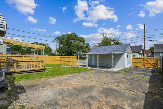 1118 E 26th Ave, Columbus, OH 43211 - garage featuring a gate
