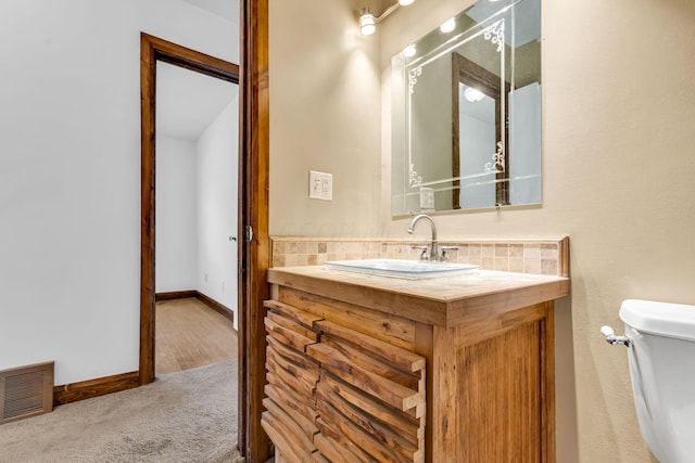 3350 Cameron St, Grove City, OH 43123 - bathroom featuring vanity, toilet, backsplash, and baseboards
