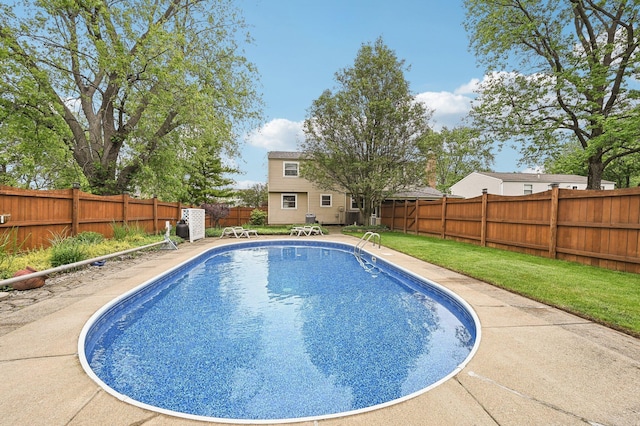 8177 Maugham Dr, Reynoldsburg, OH 43068 - view of swimming pool with a fenced backyard