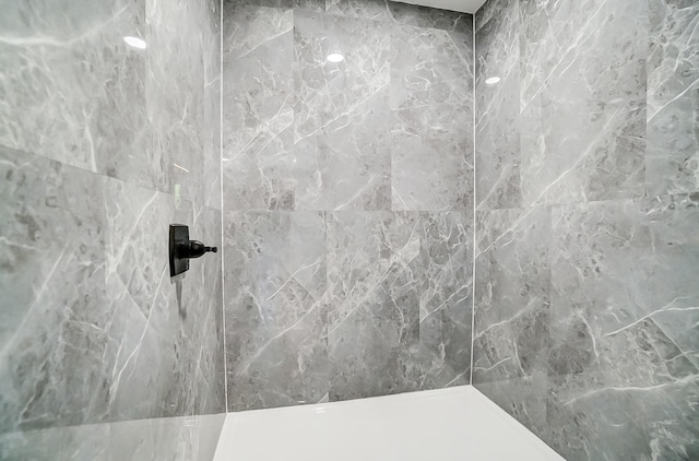 12323 Ringer Ln, Leesburg, OH 45135 - full bathroom with a tile shower
