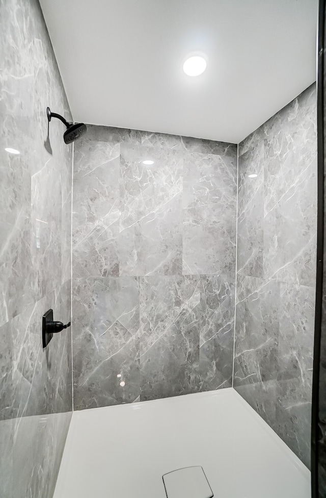 12323 Ringer Ln, Leesburg, OH 45135 - full bathroom featuring a tile shower and recessed lighting
