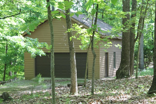 387 Mohican Ln, Sugar Grove, OH 43155 - view of side of home featuring a detached garage