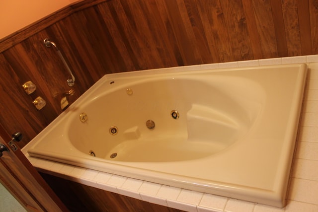 387 Mohican Ln, Sugar Grove, OH 43155 - full bathroom featuring a jetted tub