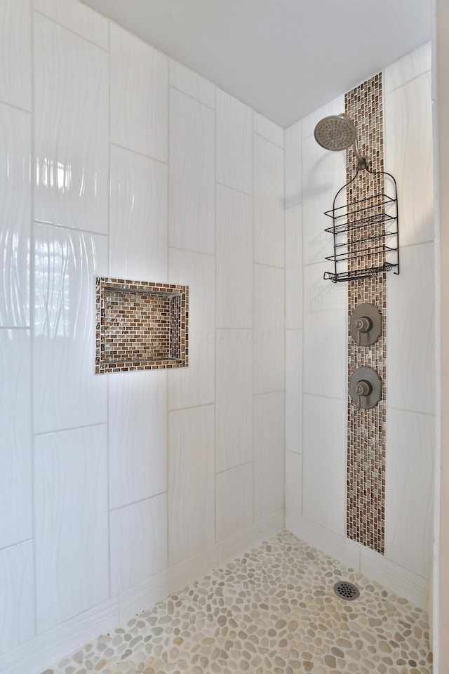 6219 Ambleside Dr, Columbus, OH 43229 - bathroom with a tile shower
