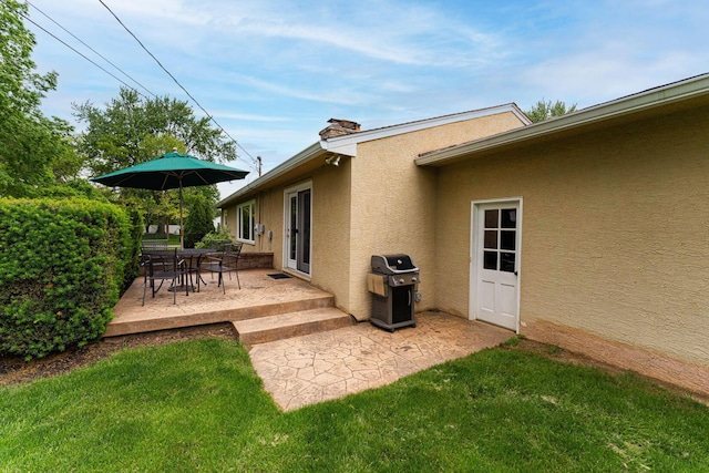 4015 Mountview Rd, Upper Arlington, OH 43220 - view of grassy yard with a patio