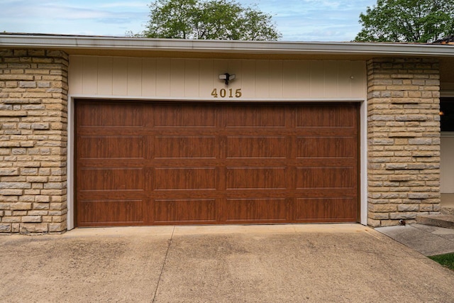 4015 Mountview Rd, Upper Arlington, OH 43220 - garage featuring driveway