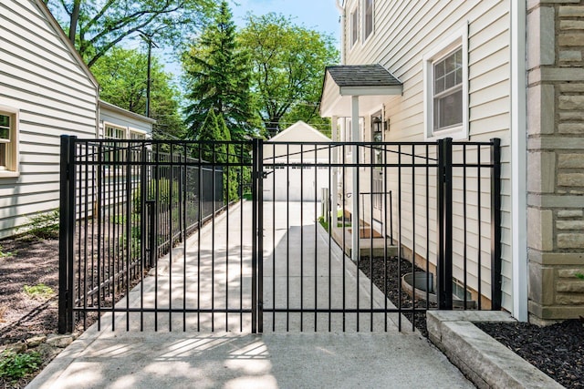 2008 N Edgemont Rd, Upper Arlington, OH 43212 - gate with an outdoor structure