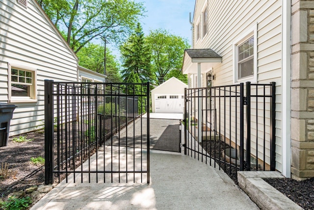 2008 N Edgemont Rd, Upper Arlington, OH 43212 - gate featuring an outbuilding