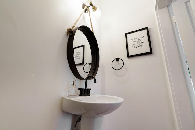 432 E Kossuth St, Columbus, OH 43206 - view of bathroom