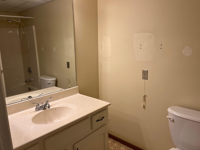 3965 Karl Rd Unit 200, Columbus, OH 43224 - bathroom featuring toilet, vanity, bathtub / shower combination, a drop ceiling, and baseboards