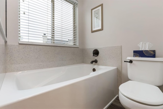 5409 Wellcrest Ct, Galloway, OH 43119 - bathroom featuring a garden tub and toilet