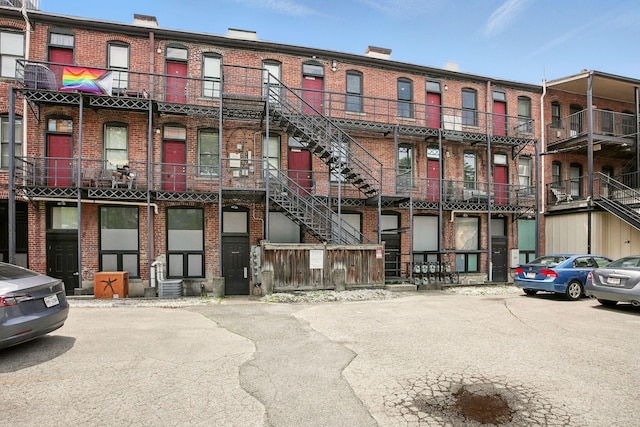956 N High St Unit 2W, Columbus, OH 43201 - view of property featuring stairs