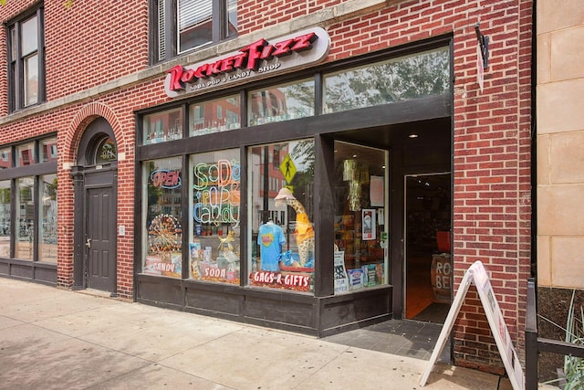 956 N High St Unit 2W, Columbus, OH 43201 - property entrance with brick siding