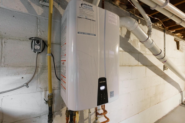 68 N Broadleigh Rd, Columbus, OH 43209 - utility room featuring water heater