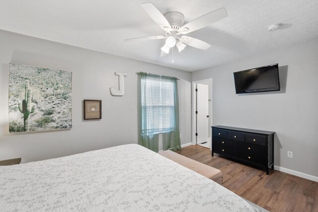 529 Durham Ln, Delaware, OH 43015 - bedroom with wood finished floors, baseboards, and a ceiling fan