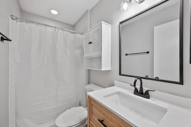 529 Durham Ln, Delaware, OH 43015 - full bath with vanity, toilet, and a shower with curtain
