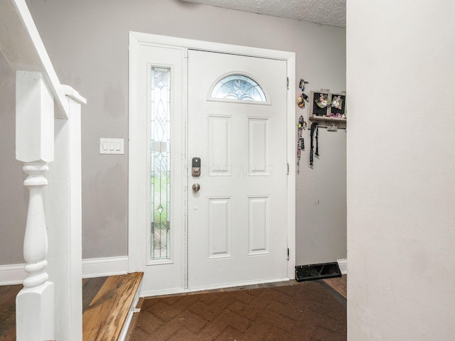 7121 Briarcliff Rd, Reynoldsburg, OH 43068 - foyer entrance with baseboards