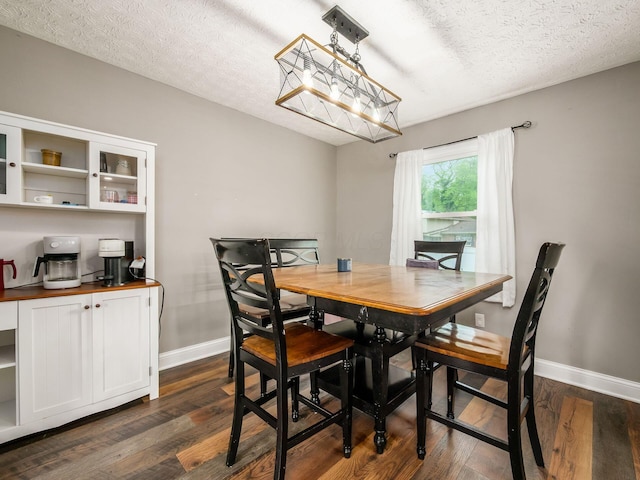 7121 Briarcliff Rd, Reynoldsburg, OH 43068 - dining area with baseboards, dark wood finished floors, and a textured ceiling
