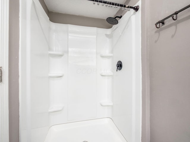 7121 Briarcliff Rd, Reynoldsburg, OH 43068 - bathroom featuring a shower