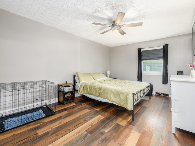 7121 Briarcliff Rd, Reynoldsburg, OH 43068 - bedroom with wood finished floors, a textured ceiling, and ceiling fan