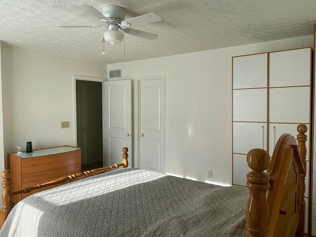 6916 Woody Ct, Canal Winchester, OH 43110 - bedroom featuring a textured ceiling, carpet flooring, and ceiling fan