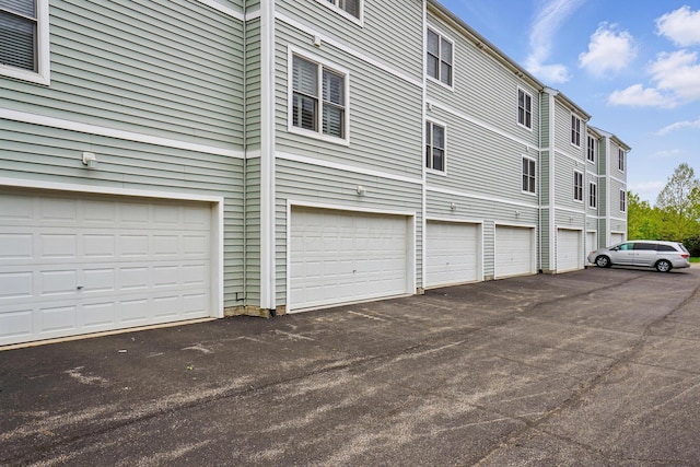 5932 Winberry Creek Dr Unit 1106, Dublin, OH 43016 - view of garage