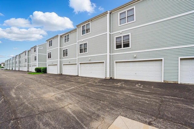 5932 Winberry Creek Dr Unit 1106, Dublin, OH 43016 - view of building exterior with a residential view