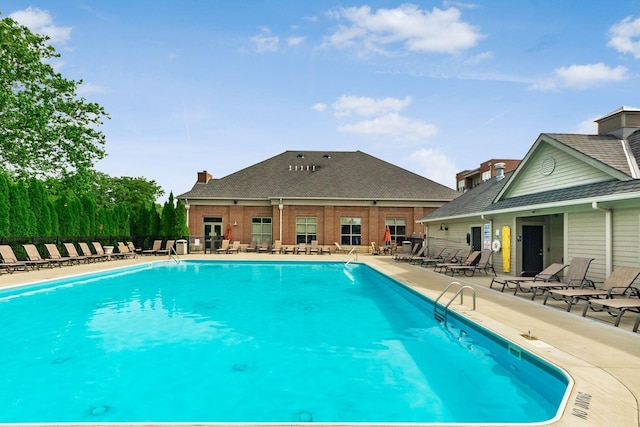 539 W 1st Ave Unit 308, Columbus, OH 43215 - community pool with a patio area
