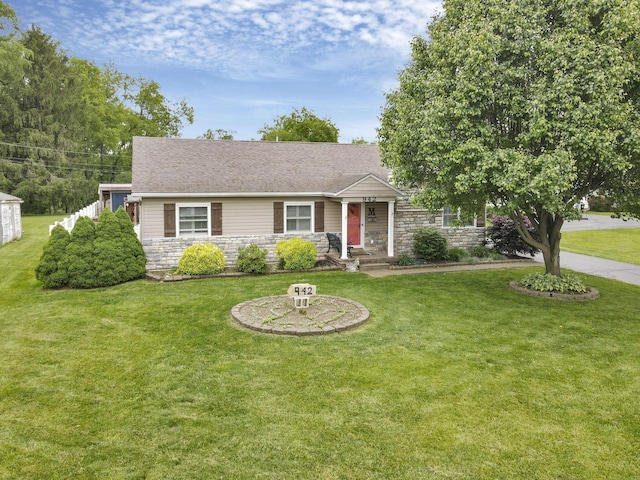 942 Mount Vernon Rd, Newark, OH 43055 - view of front of property featuring stone siding and a front lawn