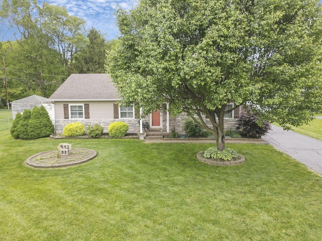 942 Mount Vernon Rd, Newark, OH 43055 - view of front of property featuring stone siding and a front lawn