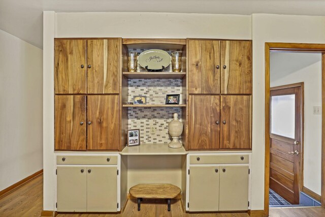 942 Mount Vernon Rd, Newark, OH 43055 - bar with backsplash, wood finished floors, and baseboards
