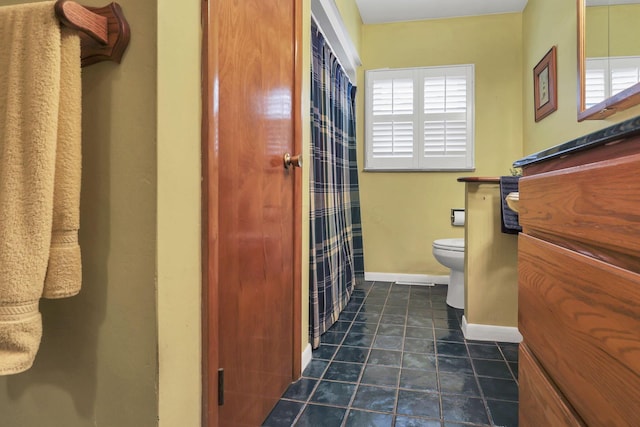942 Mount Vernon Rd, Newark, OH 43055 - full bath featuring toilet, baseboards, a shower with curtain, vanity, and tile patterned floors